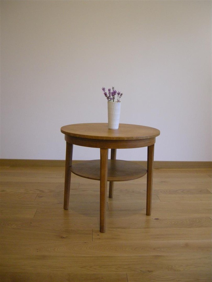 Danish Modern/Mid Century Modern. Lovely coffee table.
